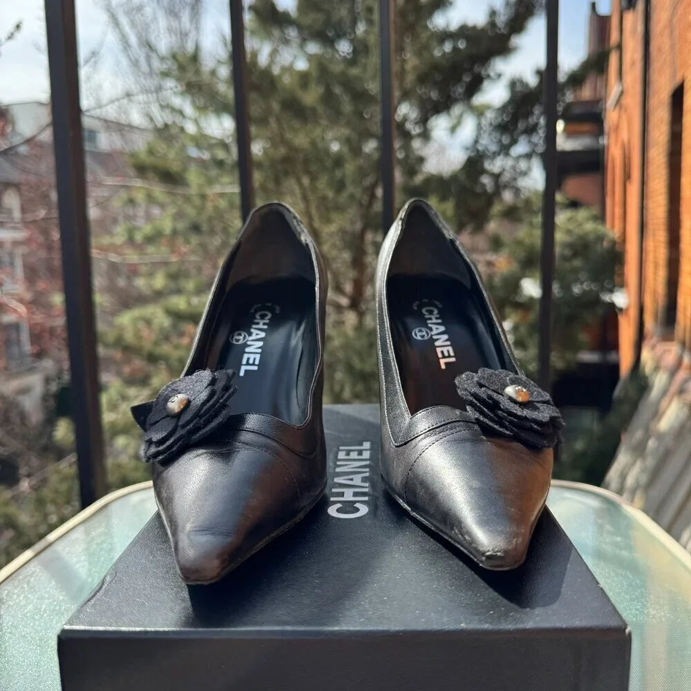 Vintage Chanel Classic Pump Black Camellia Flower Pointed Toe Heels Black 7